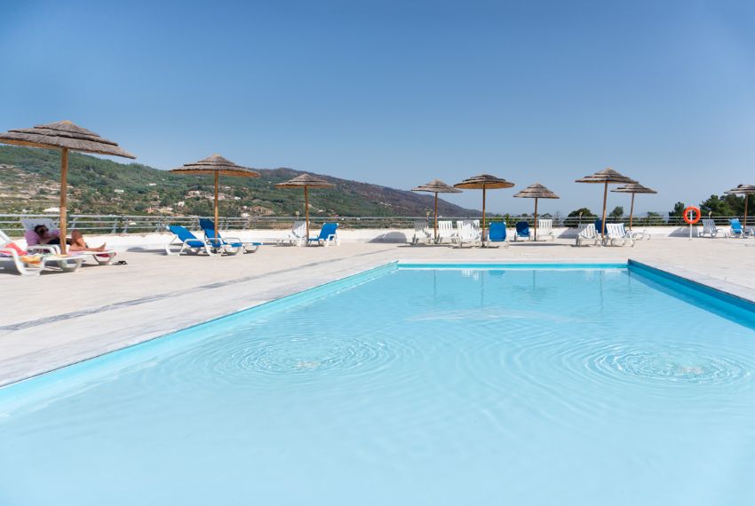 O bom tempo pede descanso junto à piscina!
